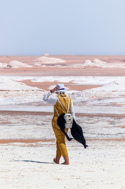 رحلات السفاري الترفيهية والاستكشافية في المملكة العربية السعودية, التسلية وقضاء وقت ممتع, الاستمتاع بالأجواء الشتوية الثلجية, معالم سياحية طبيعية مشهورة, صورة من الخلف لفتاة عربية خليجية سعودية تردي الزي الكاجوال تستمتع في إحدى المناطق الجبلية