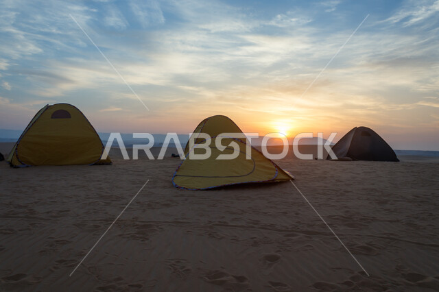 الترفيه والتسلية وحب المغامرة والاكتشاف, أماكن التخييم والرحلات السياحية, مناطق الصحراء والرمال الذهبية الناعمة, الاستمتاع بالمناظر الطبيعية الصحراوية في وقت الغروب, معالم سياحية مشهورة في المملكة العربية السعودية
