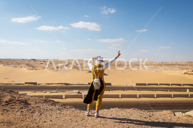 رحلات السفاري الترفيهية والاستكشافية في المملكة العربية السعودية, صورة من الخلف لفتاة عربية خليجية سعودية تردي الزي الكاجوال تستمتع في إحدى المناطق الجبلية, الترفيه والتسلية وقضاء وقت ممتع, معالم سياحية طبيعية مشهورة