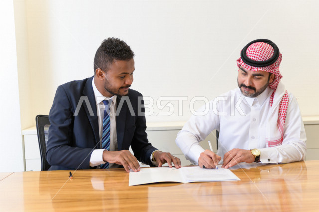 توقيع عقد عمل بشركة سعودية خليجية في غرفة الاجتماعات ، عقد شراكة ،  مقر الشركة ، شركة سعودية ، بيئة العمل