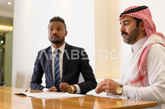 توقيع عقد عمل بشركة سعودية خليجية في غرفة الاجتماعات ، عقد شراكة ،  مقر الشركة ، شركة سعودية ، بيئة العمل