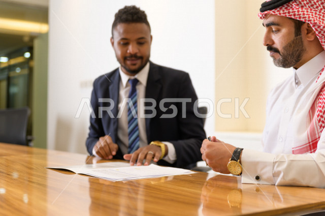 توقيع عقد عمل بشركة سعودية خليجية في غرفة الاجتماعات ، عقد شراكة ،  مقر الشركة ، شركة سعودية ، بيئة العمل