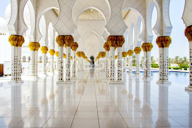 الحرم الداخلي لمسجد الشيخ زايد بن سلطان آل نهيان في أبو ظبي، الفن الهندسي المعماري والتصميم الداخلي للأعمدة في المساجد، المعالم الاسلامية والدينية في الامارات العربية المتحدة، العبادة والتقرب الى الله, خلفية اسلامية