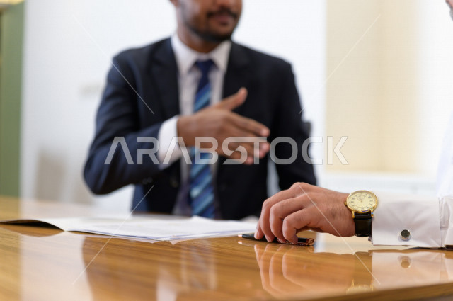 توقيع عقد عمل بشركة سعودية خليجية في غرفة الاجتماعات ، عقد شراكة ،  مقر الشركة ، شركة سعودية ، بيئة العمل
