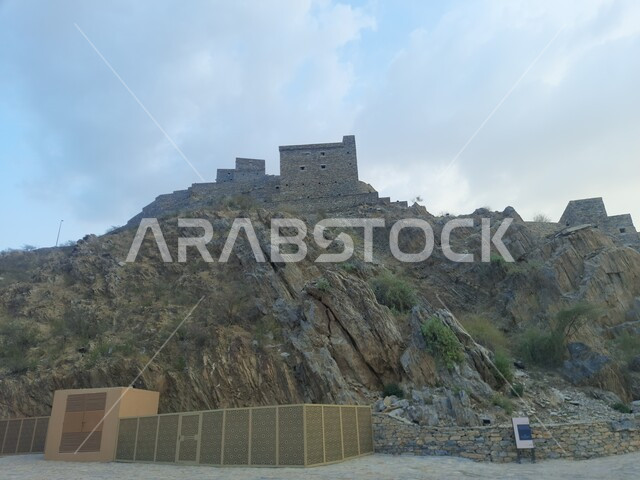 أماكن تراثيه لجذب واستقطاب السائحين, التصميم المعماري القديم لبيوت ومباني قرية ذي العين التاريخيه الأثرية في منطقة الباحة, البناء المشيد من الأحجار وجذوع أشجار السدر، الفن العمراني الفريد من الحجار البركانيه، الطبيعة الضبابية في المملكه.