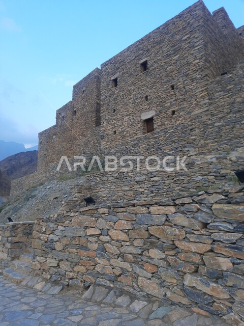 تهيئة وتجديد الأماكن التراثية لجذب واستقطاب السياح, المرتفعات والقمم الجبليه في المملكة، التصميم المعماري القديم لبيوت ومباني قرية ذي العين التاريخيه الأثرية في منطقة الباحة, البناء المشيد من الأحجار وجذوع أشجار السدر، الفن العمراني الفريد من الحجار البركانيه .