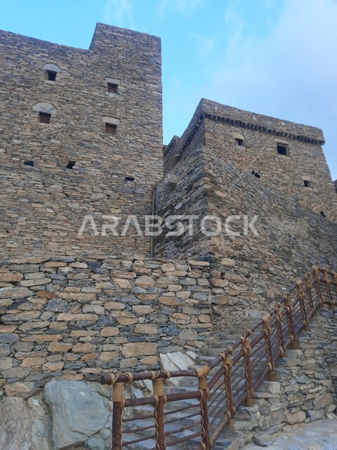 معالم جبليه سياحية مشهورة, صورة مقربة للأدراج والسلالم المصنوعة من الصخور البركانيه، الأبنيه المشيدة من الأحجار وجذوع أشجار السدر, القمم والمرتفعات الجبلية في قرية ذي العين التاريخية في منطقة الباحة, التصميم المعماري التراثي لمنازل القرية .