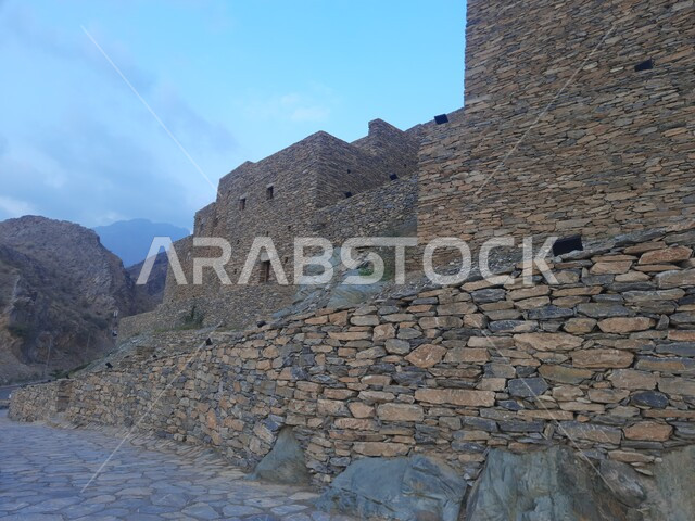 المرتفعات والقمم الجبليه في المملكة، تهيئة وتجديد الأماكن التراثية لجذب واستقطاب السياح, التصميم المعماري القديم لبيوت ومباني قرية ذي العين التاريخيه الأثرية في منطقة الباحة, البناء المشيد من الأحجار وجذوع أشجار السدر، الفن العمراني الفريد من الحجار البركانيه .