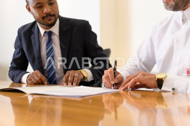 توقيع عقد عمل بشركة سعودية خليجية في غرفة الاجتماعات ، عقد شراكة ،  مقر الشركة ، شركة سعودية ، بيئة العمل