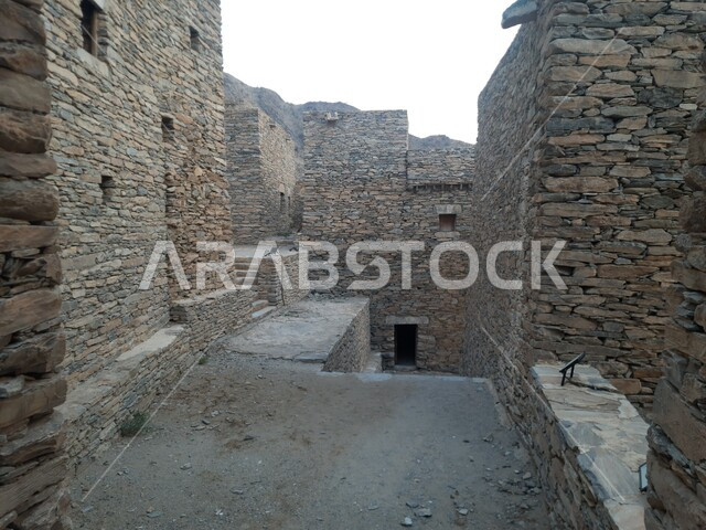 التصميم المعماري التراثي لمنازل القرية، الأبنيه المشيدة من الأحجار وجذوع أشجار السدر, القمم والمرتفعات الجبلية في قرية ذي العين التاريخية في منطقة الباحة, الفن العمراني الفريد من الحجارة البركانية، معالم جبليه سياحية مشهورة .