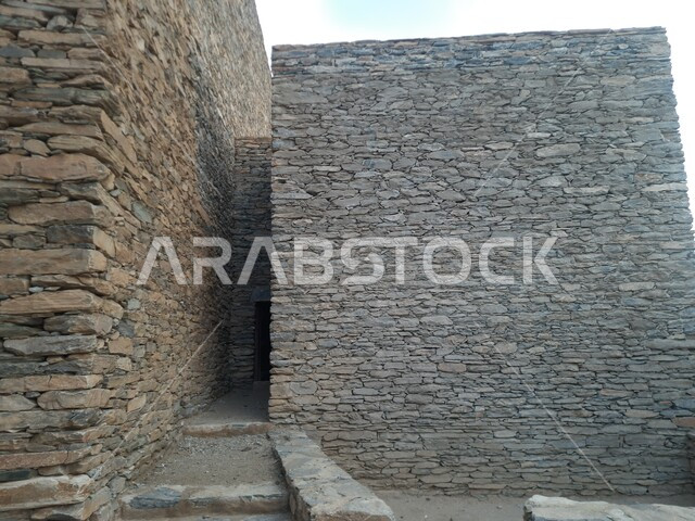الأبنيه المشيدة من الأحجار وجذوع أشجار السدر, القمم والمرتفعات الجبلية في قرية ذي العين التاريخية في منطقة الباحة, الفن العمراني الفريد من الحجارة البركانية، معالم جبليه سياحية مشهورة, التصميم المعماري التراثي لمنازل القرية .
