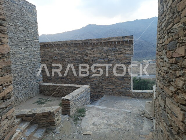 طبيعة الجو الضبابي في المملكة، الأبنيه المشيدة من الأحجار وجذوع أشجار السدر, القمم والمرتفعات الجبلية في قرية ذي العين التاريخية في منطقة الباحة, الفن العمراني الفريد من الحجارة البركانية، معالم جبليه سياحية مشهورة, التصميم المعماري التراثي لمنازل القرية .