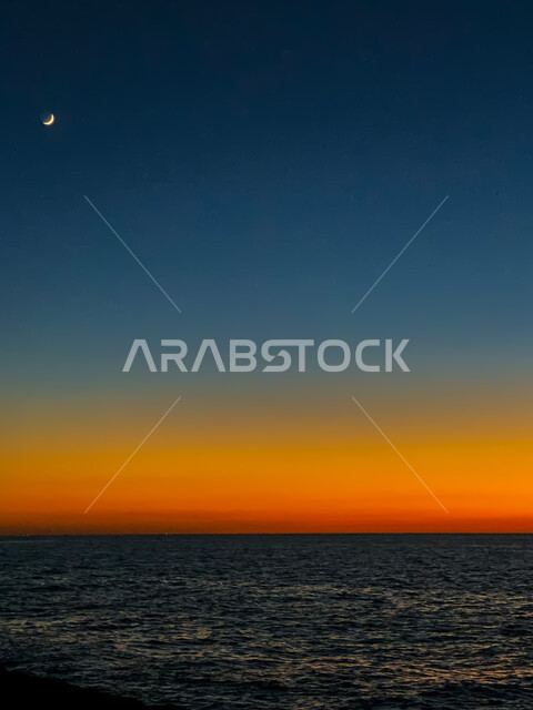 الاستمتاع والاستجمام في المناظر المميزة على الكورنيش، قضاء أوقات ترفيهية ممتعة، صورة مقربة لشاطئ البحر وقت غروب الشمس في المملكة العربية السعودية، أماكن جذب واستقطاب السائحين من أنحاء العالم، خلفيات الطبيعة .