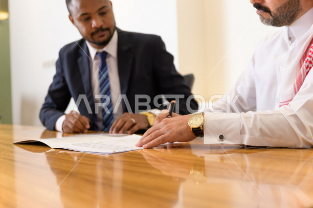 توقيع عقد عمل بشركة سعودية خليجية في غرفة الاجتماعات ، عقد شراكة ،  مقر الشركة ، شركة سعودية ، بيئة العمل
