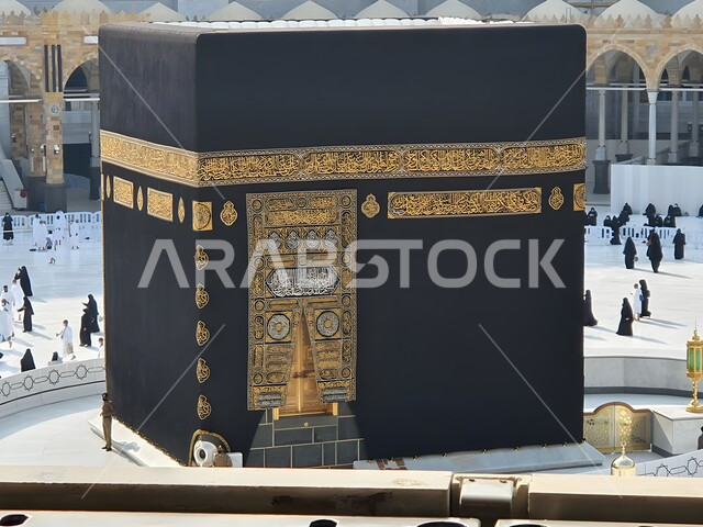 بيت الله الحرام في الحرم المكي الشريف في المملكة العربية السعودية، أماكن ومعالم إسلامية مقدسة، صورة مقربة للكعبة المشرفة في مكة المكرمة في وضح النهار، أداء مناسك الحج والعمرة، العبادة والتقرب الى الله، قبلة الاسلام والمسلمين،