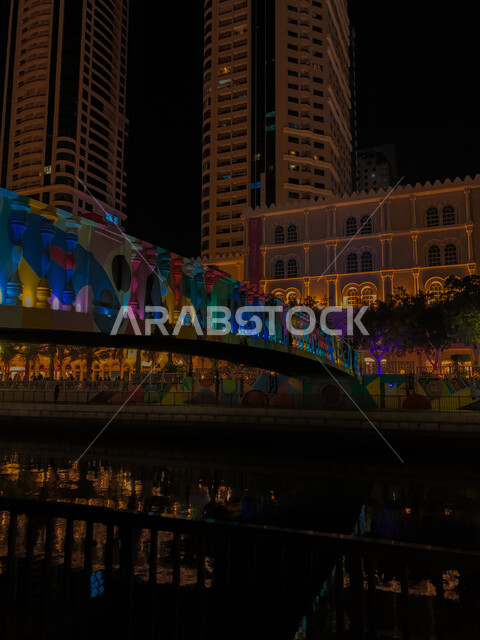 أهم القنوات المائية في الإمارات العربية المتحدة، صورة مقربة لبحيرة خالد في إمارة الشارقة ليلا، مركز مهم لجذب واستقطاب السائحين، الفنادق والأبنية ذات الفن المعماري الفاخر، المساحات الواسعة من الطبيعة الخضراء.