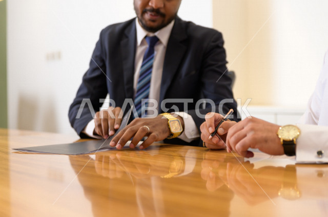 توقيع عقد عمل بشركة سعودية خليجية في غرفة الاجتماعات ، عقد شراكة ،  مقر الشركة ، شركة سعودية ، بيئة العمل