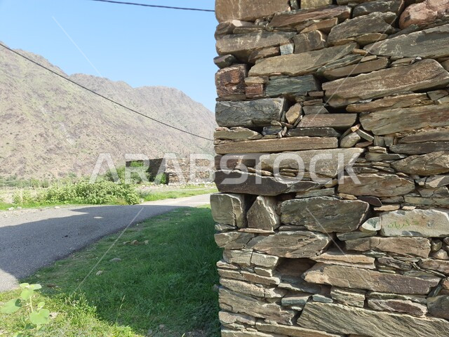 المناخ المتميز في محافظة الحجرة، الأبنيه المشيدة من الأحجار وجذوع الأشجار, القمم والمرتفعات الجبلية في قرية وادي الرما التاريخية في منطقة الباحة في السعودية,  معالم سياحية مشهورة في المملكة, التصميم المعماري التراثي لمنازل القرية .