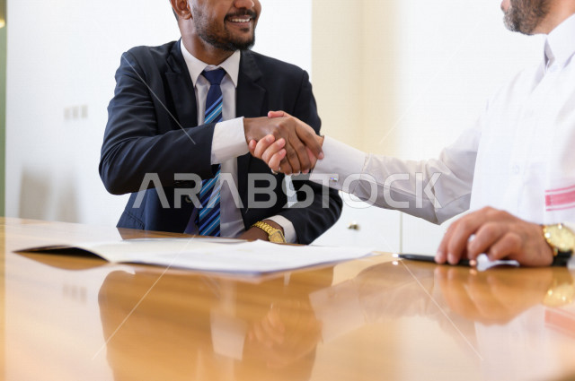 توقيع عقد عمل بشركة سعودية خليجية في غرفة الاجتماعات ، عقد شراكة ،  مقر الشركة ، شركة سعودية ، بيئة العمل