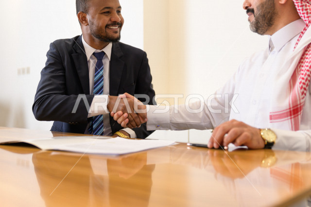 توقيع عقد عمل بشركة سعودية خليجية في غرفة الاجتماعات ، عقد شراكة ،  مقر الشركة ، شركة سعودية ، بيئة العمل