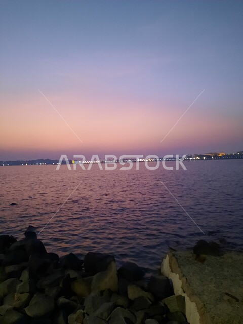 منظر كورنيش جدة وقت غروب الشمس، الواجهة البحرية في السعودية، الاستمتاع برحلة صيفية مميزة ، الأماكن السياحية الترفيهية في المملكة، مركز جذب واستقطاب السائحين من العالم، الاهتمام في زراعة أشجار النخيل، خلفيات الطبيعة.