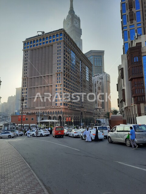 التصميم المعماري الفاخر للأبنيه والأبراج السكنيه, الشوارع والطرقات المعبده في الحرم المكي الشريف, طريق إبراهيم الخليل بالقرب من المسجد الحرام، المركبات والحجاج أثناء قدومهم إلى الحج، الفنادق السياحيه الراقيه في مكة المكرمة.