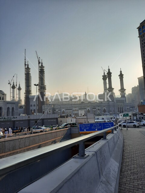 الشوارع والطرقات المعبده في الحرم المكي الشريف, التصميم المعماري الفاخر للأبنيه والأبراج السكنيه, طريق إبراهيم الخليل بالقرب من المسجد الحرام، المركبات والحجاج أثناء قدومهم إلى الحج، الفنادق السياحيه الراقيه في مكة المكرمة.