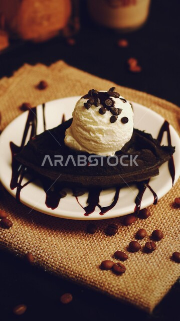 قطعة من حلى كيك البراوني والبسكويت مع المثلجات المزين بحبيبات الشوكولا على طبق أبيض، وصفات وأطباق طعام لذيذة، مطاعم عربية خليجية سعودية، حلوى مخبوزة طازجة, حلويات ذات سعرات حراريه عاليه