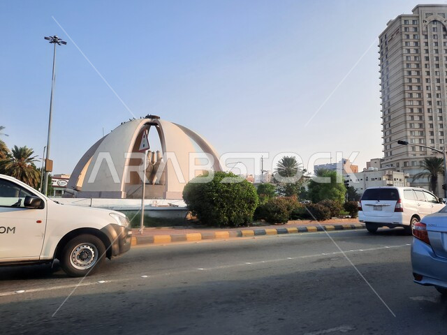 الطرقات والشوارع الرئيسية المعبده المؤدية إلى المسجد الحرام في مكة المكرمة، معالم الرياض المشهورة، التصميم المعماري الفاخر للأبنيه والأبراج السكنيه,  المركبات والحجاج أثناء قدومهم إلى الحج، الفنادق السياحيه الراقيه .