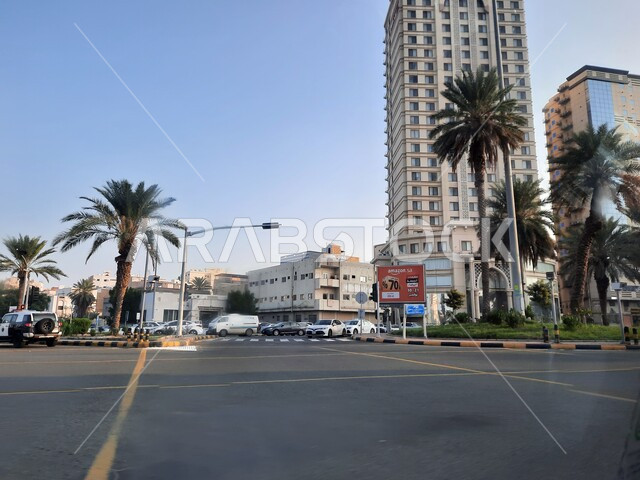معالم الرياض المشهورة، التصميم المعماري الفاخر للأبنيه والأبراج السكنيه, الشوارع والطرقات الرئيسية المعبده المؤدية إلى المسجد الحرام في مكة المكرمة، المركبات والحجاج أثناء قدومهم إلى الحج، الفنادق السياحيه الراقيه .