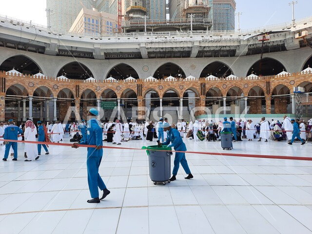 الحجاج والمسلمين أثناء آداء فريضة الحج، تنظيف ساحات الحرم المكي بإستخدام المواد المعقمة والمطهرة، طواقم النظافة أثناء آداء عملهم اليومي في الفناء الداخلي، المسجد الحرام في مكة المكرمة في المملكة العربية السعودية، اماكن ومعالم دينية إسلامية مقدسة
