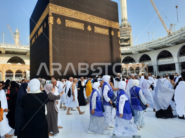 أماكن ومعالم إسلامية مقدسة، أداء مناسك الحج والعمرة،  العبادة والتقرب إلى الله، صورة مقربة لمجموعة من الحجاج في مكة المكرمة يطوفون حول الكعبة المشرفة، الحرم المكي الشريف في المملكة العربية السعودية، اسلاميات وعبادة، موسم الحج .