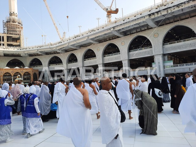 أداء مناسك الحج والعمرة،  العبادة والتقرب إلى الله، صورة مقربة لمجموعة من الحجاج في مكة المكرمة يطوفون حول الكعبة المشرفة، الحرم المكي الشريف في المملكة العربية السعودية، اسلاميات وعبادة، أماكن ومعالم إسلامية مقدسة، موسم الحج .