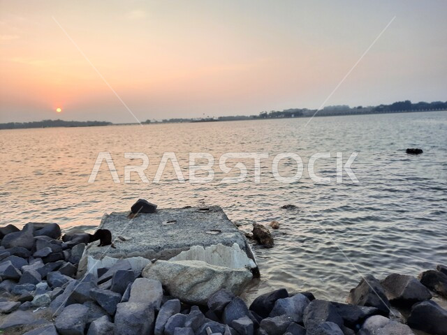 منظر غروب الشمس على كورنيش جدة، الاستمتاع برحلة صيفية مميزة ، مركز جذب واستقطاب السائحين من العالم، الواجهة البحرية في السعودية، الأماكن السياحية الترفيهية في المملكة، الحجار والصخور على الشاطئ، خلفيات الطبيعة.