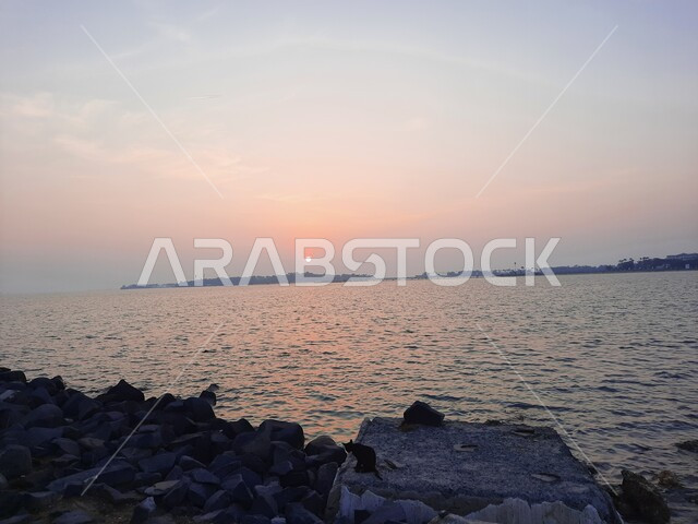 الاستمتاع برحلة صيفية مميزة ، مركز جذب واستقطاب السائحين من العالم، الواجهة البحرية في السعودية، منظر كورنيش جدة وقت غروب الشمس، الأماكن السياحية الترفيهية في المملكة، الحجار والصخور على الشاطئ، خلفيات الطبيعة.