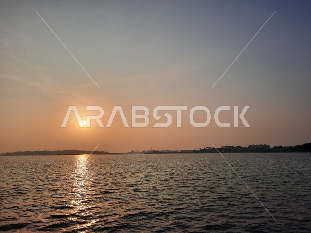 منظر الشمس وقت الغروب على كورنيش جدة، الاستمتاع بالأجواء والأمواج الهادئة ، مركز جذب واستقطاب السائحين من العالم، الواجهة البحرية في السعودية، الأماكن السياحية الترفيهية في المملكة، الحجار والصخور على الشاطئ، خلفيات الطبيعة.