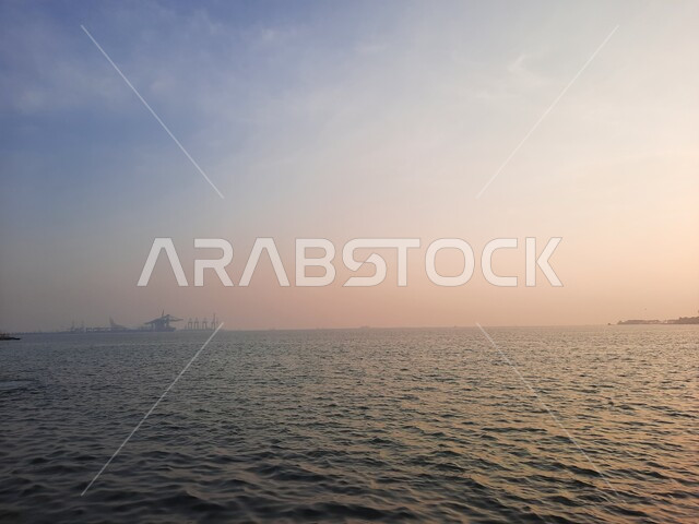 الاستمتاع بالأجواء والأمواج الهادئة ، مركز جذب واستقطاب السائحين من العالم، الواجهة البحرية في السعودية، منظر كورنيش جدة وقت غروب الشمس، الأماكن السياحية الترفيهية في المملكة، الحجار والصخور على الشاطئ، خلفيات الطبيعة.