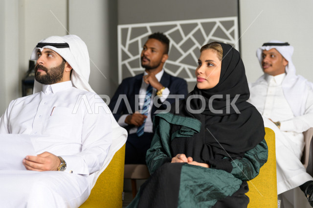 متدربين سعوديين  في دورة تدريبية  ، رجال اعمال و سيدة اعمال في اجتماع لشرح استراتيجيات الشركة ، غرفة اجتماعات ، اجتماع عمل ، دورة تدريبية ، اجتماع للموظفين  ، محاضرة جامعية