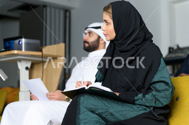 متدربين سعوديين  في دورة تدريبية  ، رجال اعمال و سيدة اعمال في اجتماع لشرح استراتيجيات الشركة ، غرفة اجتماعات ، اجتماع عمل ، دورة تدريبية ، اجتماع للموظفين  ، محاضرة جامعية