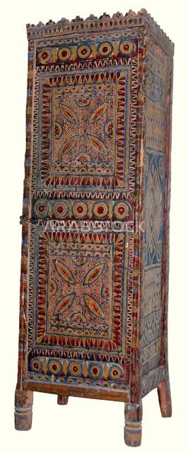 التمسك بالتراث والعادات والتقاليد، العراقة والأصالة السعودية,  صورة مقربة لفاتية نجدية قديمة مصنوعة من خشب الأثل، الزخارف والرسومات الهندسية, ديكورات تراثية محلية وطنية في المملكة