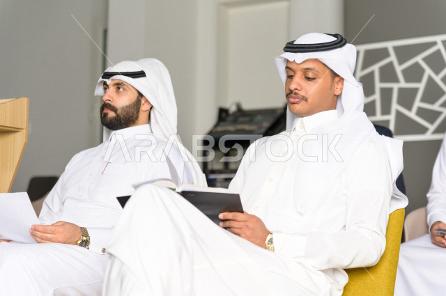 متدربين سعوديين  في دورة تدريبية خاصة برجال الأعمال  ، مجموعة رجال اعمال في اجتماع لشرح استراتيجيات الشركة ، غرفة اجتماعات ، اجتماع عمل ، دورة تدريبية ، اجتماع للموظفين  ، محاضرة جامعية