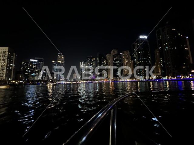 الواجهة البحرية على كورنيش البحر, معالم سياحية مشهورة, الفن الهندسي المعماري للأبراج والمباني في مدينة الامارات, المنشآت والفنادق وناطحات السحاب المضاءة في وقت الليل, الاستمتاع بالتجول والأجواء الليلية الهادئة, التقدم والتطور والتوسع العمراني في إمارة دبي