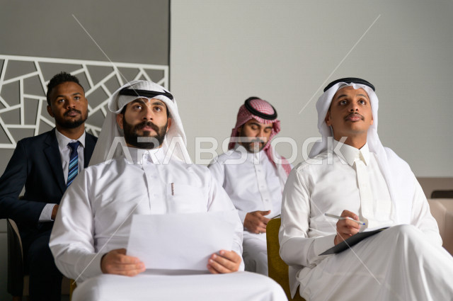 متدربين سعوديين  في دورة تدريبية خاصة برجال الأعمال  ، مجموعة رجال اعمال في اجتماع لشرح استراتيجيات الشركة ، غرفة اجتماعات ، اجتماع عمل ، دورة تدريبية ، اجتماع للموظفين  ، محاضرة جامعية
