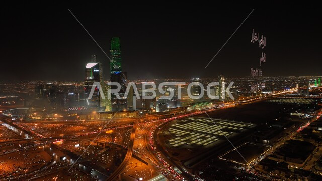 التطور و النمو الاقتصادي للابراج وناطحات السحاب, عروض ثقافية و أنشطه ترفيهية، الفن الهندسي المعماري على الطراز الحديث، صورة من الاعلى لإضاءه أبراج الملك عبد الله المالية في وقت الليل أثناء الاحتفال في مناسبة الفوز في معرض اكسبو 2030 في السعودية