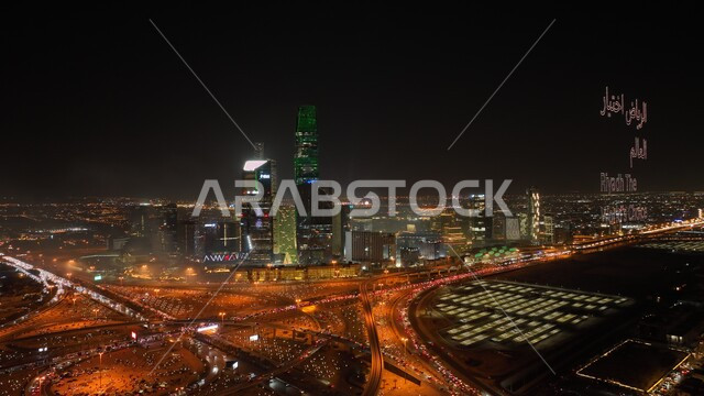 إضاءه أبراج الملك عبد الله المالية في وقت الليل أثناء الاحتفال في مناسبة الفوز في معرض اكسبو 2030 في السعودية، التطور و النمو الاقتصادي للابراج وناطحات السحاب, عروض ثقافية و أنشطه ترفيهية، صورة من الاعلى للفن الهندسي المعماري على الطراز الحديث