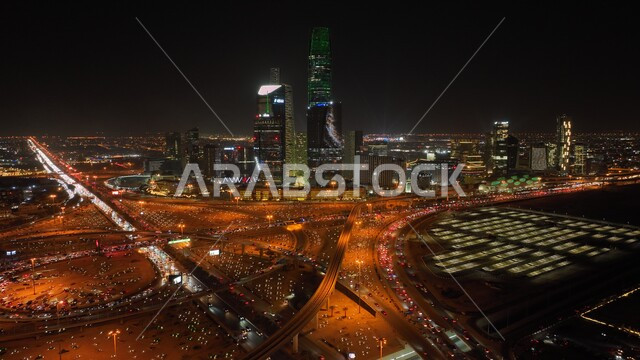 التطور و النمو الاقتصادي للابراج وناطحات السحاب, عروض ثقافية و أنشطه ترفيهية، الفن الهندسي المعماري على الطراز الحديث، صورة من الاعلى لإضاءه أبراج الملك عبد الله المالية في وقت الليل أثناء الاحتفال في مناسبة الفوز في معرض اكسبو 2030 في السعودية