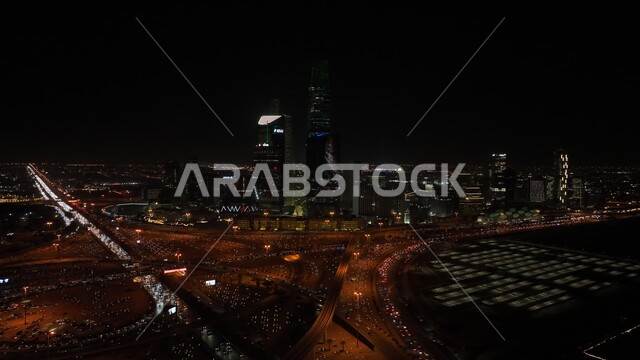 أنشطه ترفيهية وعروض ثقافية، الفن الهندسي المعماري على الطراز الحديث، النمو والتطور الاقتصادي للابراج وناطحات السحاب, صورة من الاعلى لإضاءه أبراج الملك عبد الله المالية في وقت الليل أثناء الاحتفال في مناسبة الفوز في معرض اكسبو 2030 في السعودية