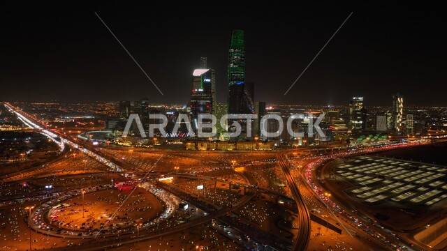 الفن الهندسي المعماري على الطراز الحديث، أنشطه ترفيهية وعروض ثقافية، النمو والتطور الاقتصادي للابراج وناطحات السحاب, صورة من الاعلى لإضاءه أبراج الملك عبد الله المالية في وقت الليل أثناء الاحتفال في مناسبة الفوز في معرض اكسبو 2030 في السعودية