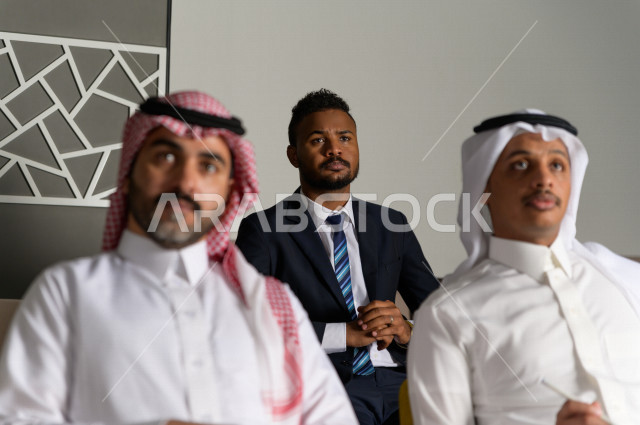 متدربين سعوديين  في دورة تدريبية خاصة برجال الأعمال  ، مجموعة رجال اعمال في اجتماع لشرح استراتيجيات الشركة ، غرفة اجتماعات ، اجتماع عمل ، دورة تدريبية ، اجتماع للموظفين  ، محاضرة جامعية