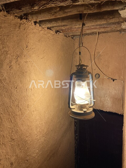 مصباح سقف شعبي داخل متحف العقيلات في مدينة بريدة في منطقة القصيم, أداوت إنارة بدائية تراثية تقليدية, صورة مقربة لفانوس معدني عربي سعودي تقليدي, الفن الهندسي والتصميم الداخلي على الطراز القديم